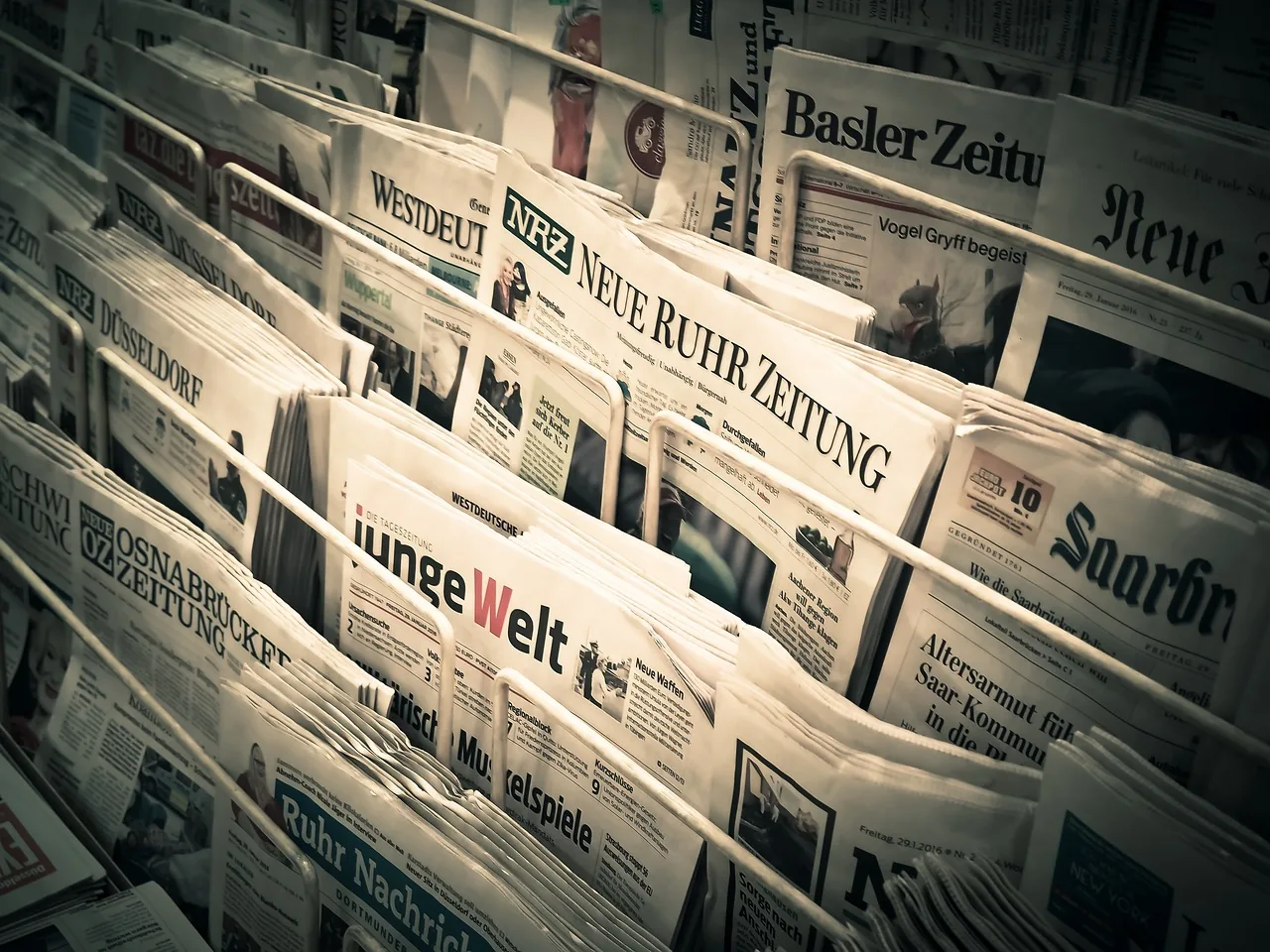 Media kit SuiteHub – otwarta broszura z tabelą cen formatów i wykresem, na lnianym tle